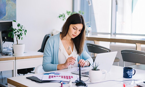 Mujer frente a computadora